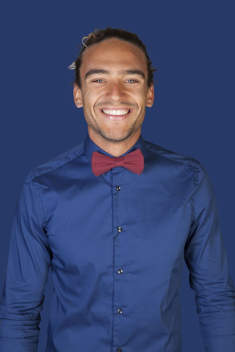 Blauw overhemd met bordeaux rode vlinderdas